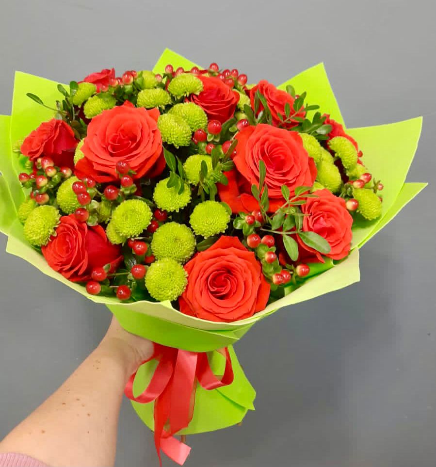 Букет цветов из: Хризантемы и Розы в Оленегорске