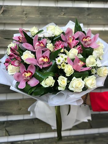 Букет цветов из: Розы и Хризантемы в Оленегорске