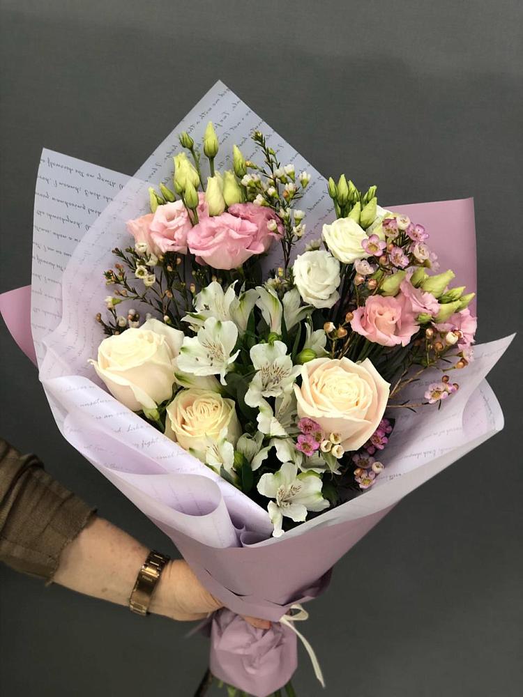 Букет цветов из: Альстромерии, Розы и Лизиантусы в Оленегорске