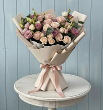Букет цветов из:  Розы и Лизиантусы в Оленегорске