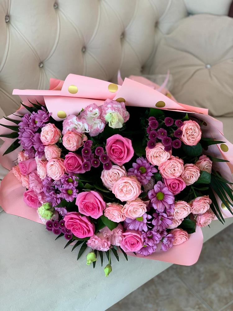 Букет цветов из: Хризантемы, Розы и Лизиантусы в Оленегорске