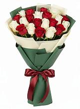 Букет Микс из красных и белых роз в Оленегорске