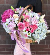 Цветочная композиция из Розы, Хризантемы, Пионы и Лизиантусы в корзине в Оленегорске