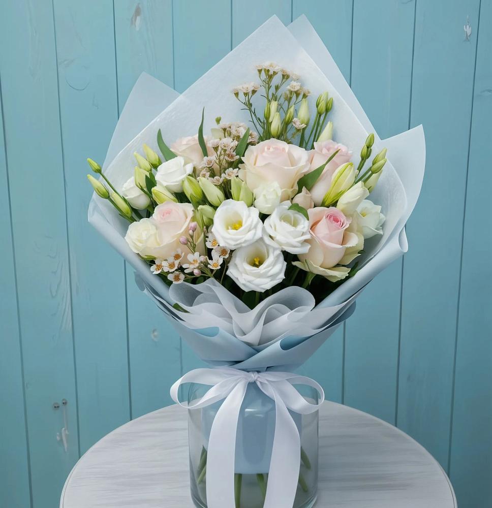 Букет цветов из: Розы и Лизиантусы в Оленегорске