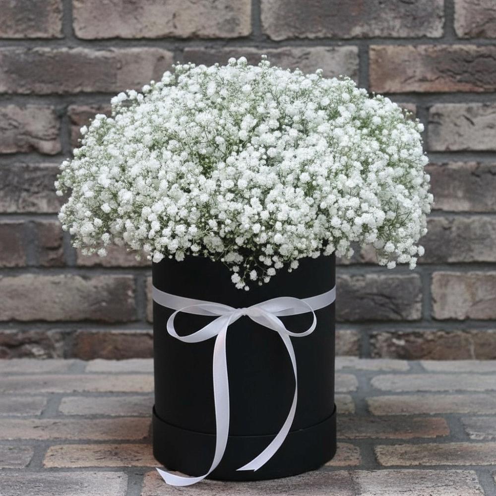 Цветочная композиция из Гипсофила в шляпной коробке в Оленегорске