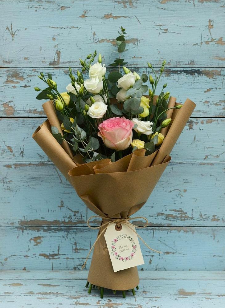 Букет цветов из: Розы и Лизиантусы в Оленегорске