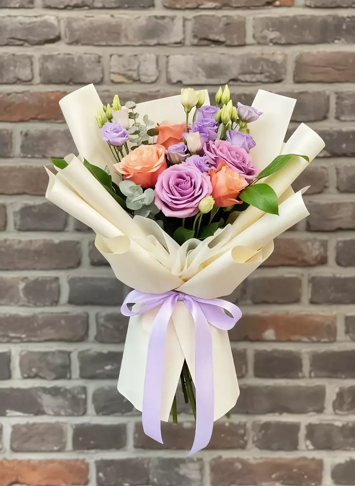 Букет цветов из: Лизиантусы и Розы в Оленегорске