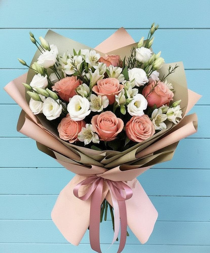 Букет цветов из: Розы, Альстромерии и Лизиантусы в Оленегорске