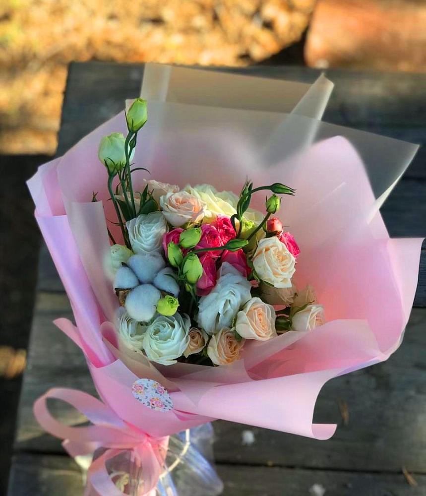 Букет цветов из: Розы и Лизиантусы в Оленегорске