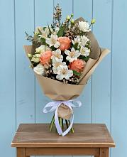 Букет цветов из:  Альстромерии, Лизиантусы, Розы и Хризантемы в Оленегорске