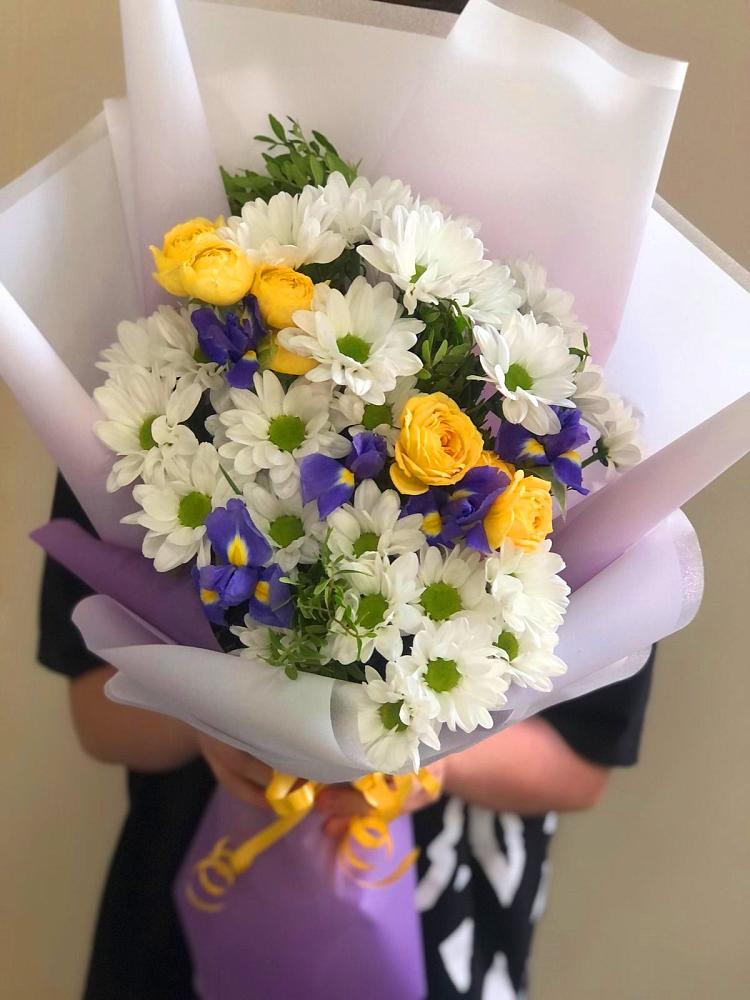 Букет цветов из: Ирисы, Хризантемы и Розы в Оленегорске