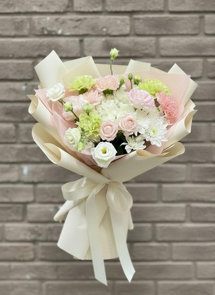 Букет цветов из: Гвоздики, Розы, Лизиантусы и Хризантемы в Оленегорске