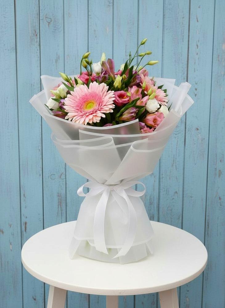 Букет цветов из: Герберы, Альстромерии и Лизиантусы в Оленегорске