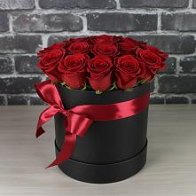 Цветочная композиция из Розы в шляпной коробке в Оленегорске