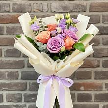 Букет цветов из:  Лизиантусы и Розы в Оленегорске