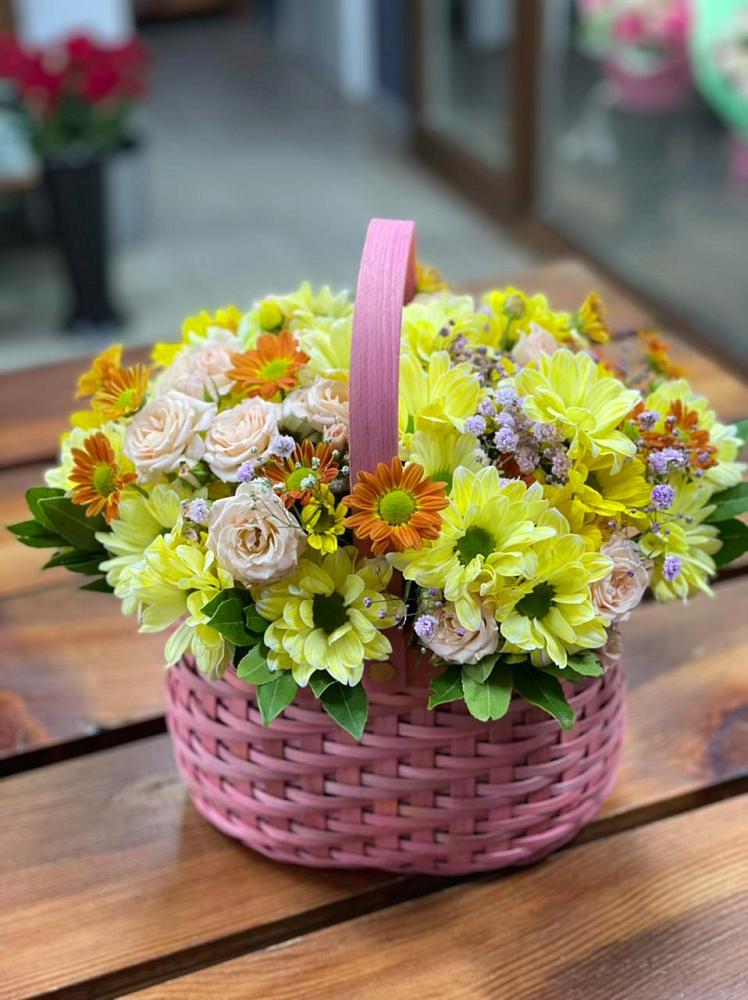 Цветочная композиция из Хризантемы и Розы в корзине в Оленегорске