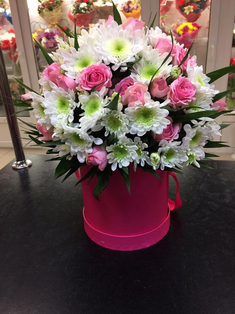 Цветочная композиция из Розы и Хризантемы в шляпной коробке в Оленегорске