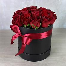 Цветочная композиция из Розы в шляпной коробке в Оленегорске