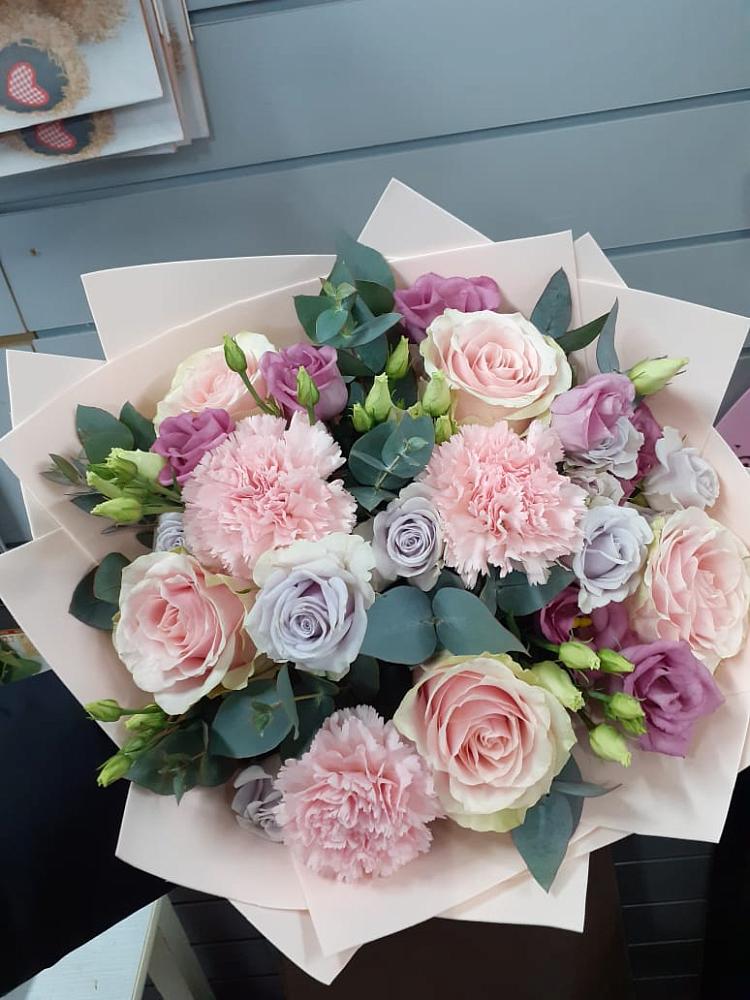 Букет цветов из: Розы, Гвоздики и Лизиантусы в Оленегорске