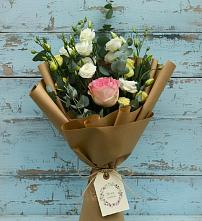 Букет цветов из:  Розы и Лизиантусы в Оленегорске