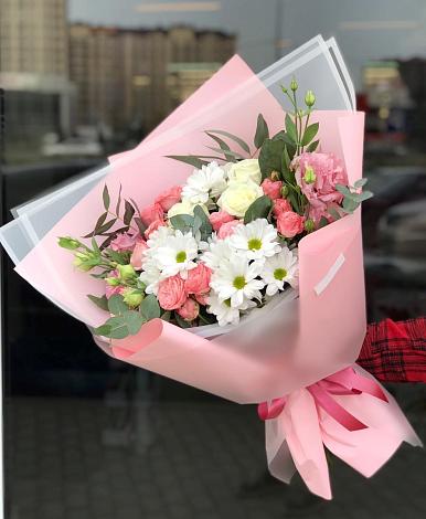 Букет цветов из: Розы, Лизиантусы и Хризантемы в Оленегорске