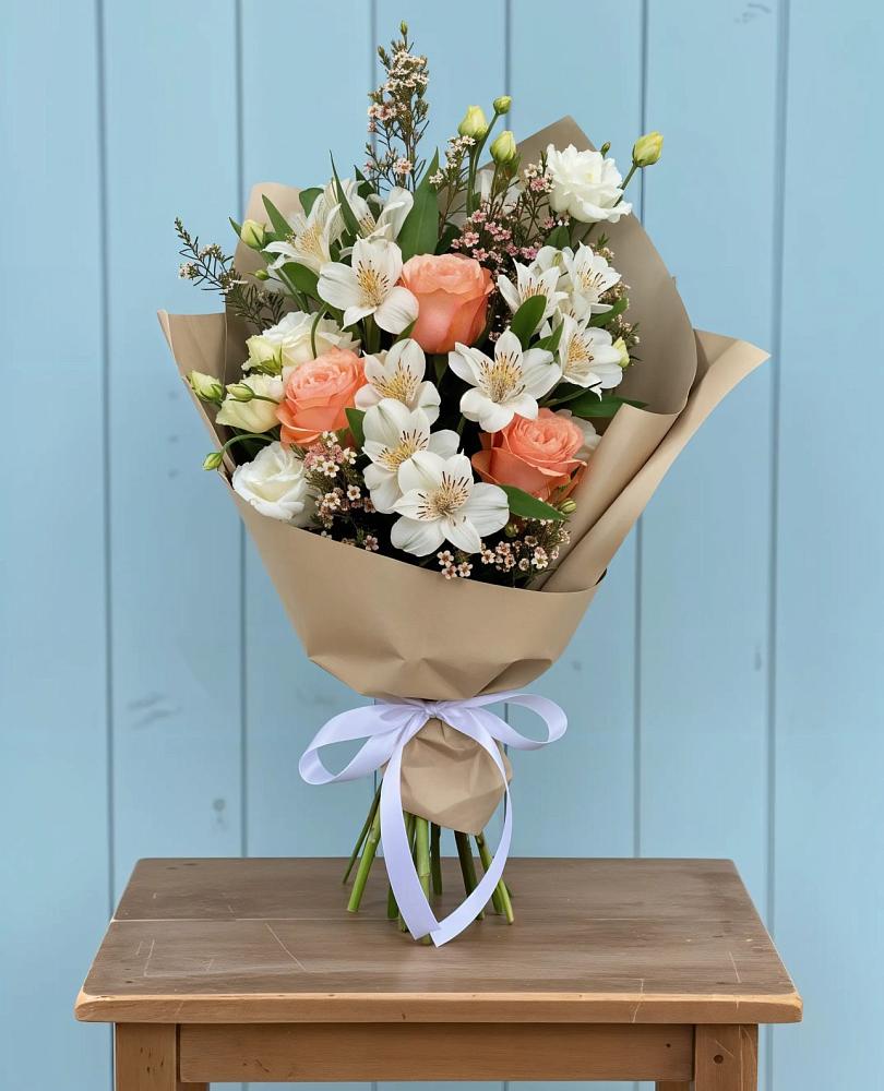 Букет цветов из: Альстромерии, Лизиантусы, Розы и Хризантемы в Оленегорске