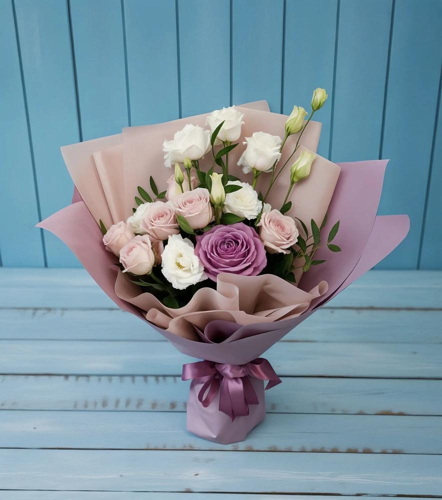 Букет цветов из: Розы и Лизиантусы в Оленегорске